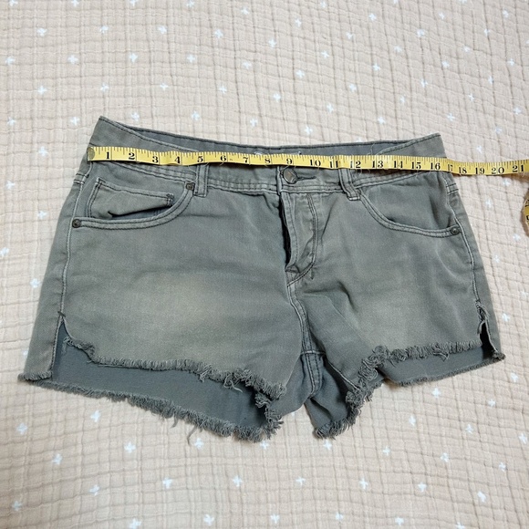 Free People Gray Distressed Denim Cut Off Jean Shorts Size 28 - 2.5" - Picture 5 of 8